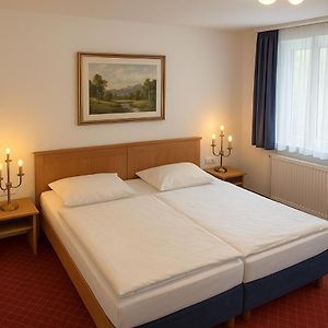 Zimmer mit Kingsize-Bett